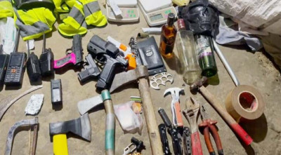 হাঁসের খামারের আড়ালে অপরাধের স্বর্গরাজ্য, যশোরে বিপুল অস্ত্রসহ গ্রেপ্তার ৩